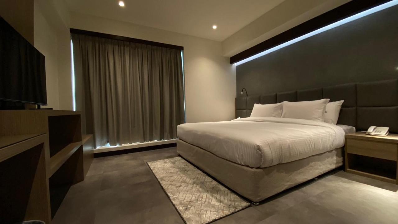 דובאי Sitara Hotel Apartment מראה חיצוני תמונה