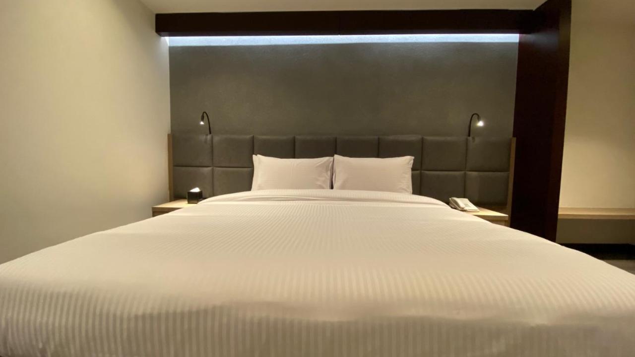 דובאי Sitara Hotel Apartment מראה חיצוני תמונה